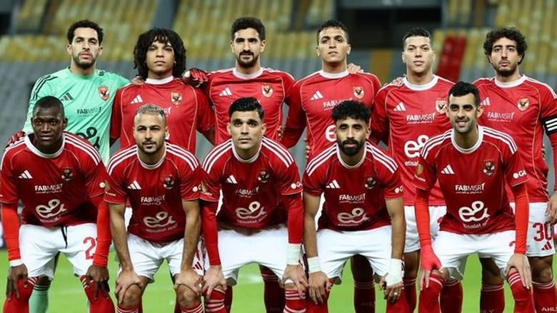 موقعة استاد القاهرة: الأهلي يصارع المصري وأعينه على هدية الزمالك وبيراميدز